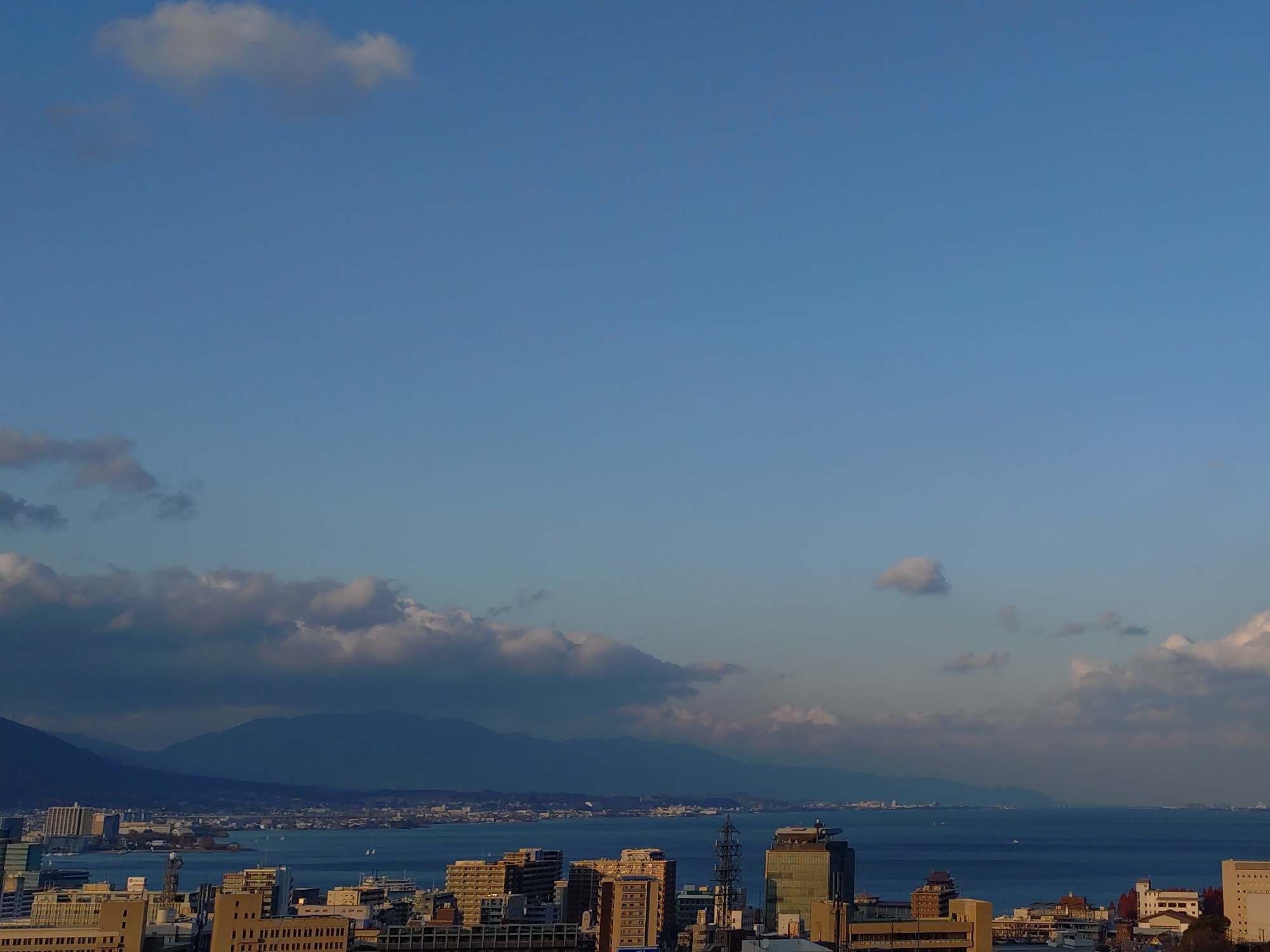 海のような湖と冬の空